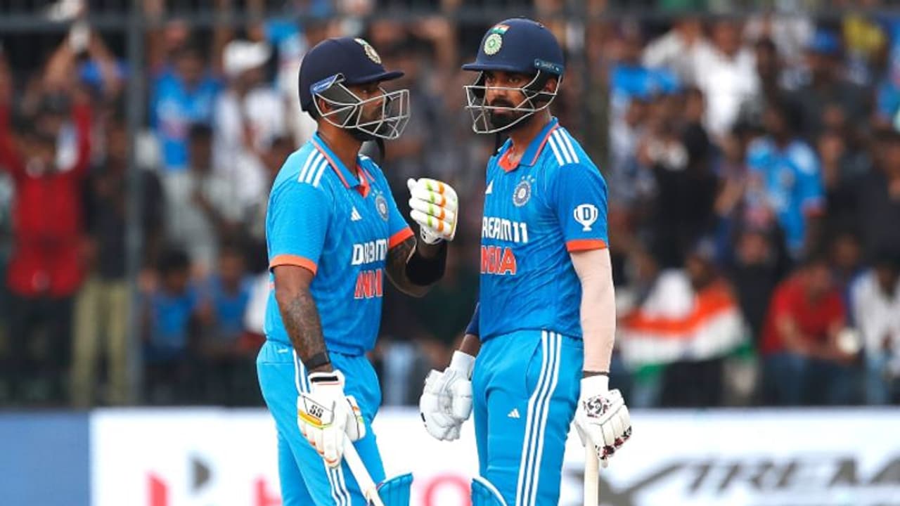 கில் வான வேடிக்கை காட்ட, 6, 6, 6, 6 என்று ருத்ர தாண்டவம் ஆடிய சூர்யகுமார் யாதவ் – இந்தியா 399 ரன்கள் குவிப்பு!