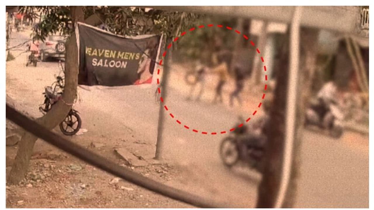 ഗുണ്ടാ കുടിപ്പക; നിലത്തു വീണിട്ടും യുവാക്കളെ വീണ്ടും വെട്ടി, ഒരാൾ അറസ്റ്റിൽ ഗുണ്ടാ കുടിപ്പക; നിലത്തു വീണിട്ടും യുവാക്കളെ വീണ്ടും വെട്ടി, ഒരാൾ അറസ്റ്റിൽ