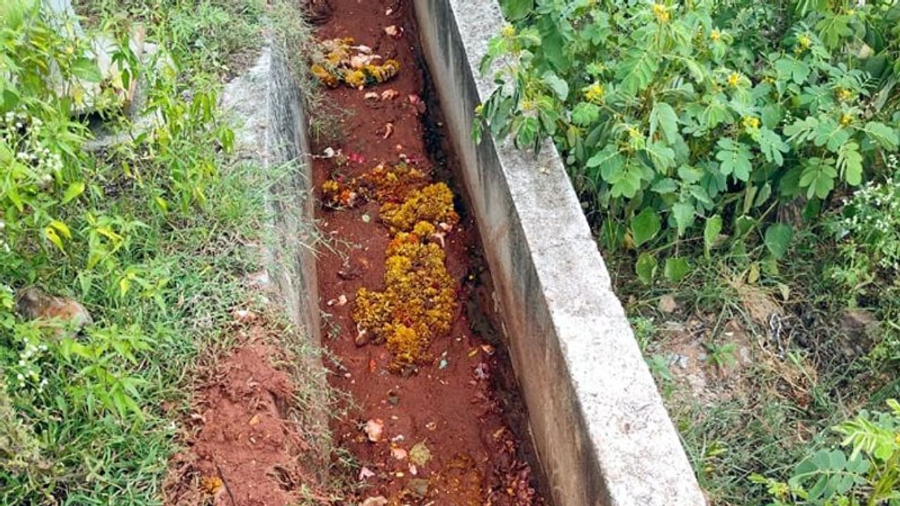 ಗದಗ: ವಿಸರ್ಜನೆಯಾದ ಗಣೇಶ ಮೂರ್ತಿ ಚರಂಡಿಯಲ್ಲಿ..! ಗದಗ: ವಿಸರ್ಜನೆಯಾದ ಗಣೇಶ ಮೂರ್ತಿ ಚರಂಡಿಯಲ್ಲಿ..!