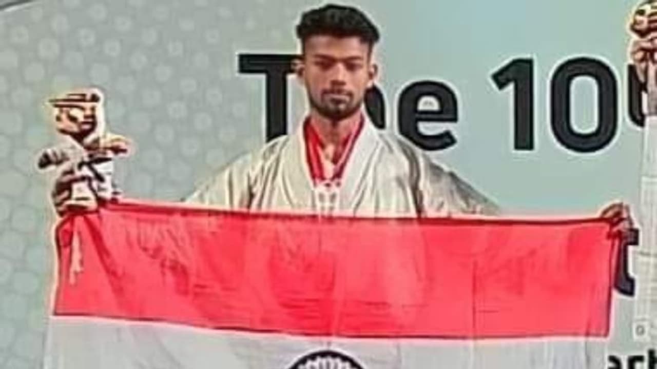 'ചരിത്ര നേട്ടവുമായി മലയാളി'; ലോക കരാട്ടെ ചാമ്പ്യന്ഷിപ്പില് ബിബിന് വെള്ളി 'ചരിത്ര നേട്ടവുമായി മലയാളി'; ലോക കരാട്ടെ ചാമ്പ്യന്ഷിപ്പില് ബിബിന് വെള്ളി