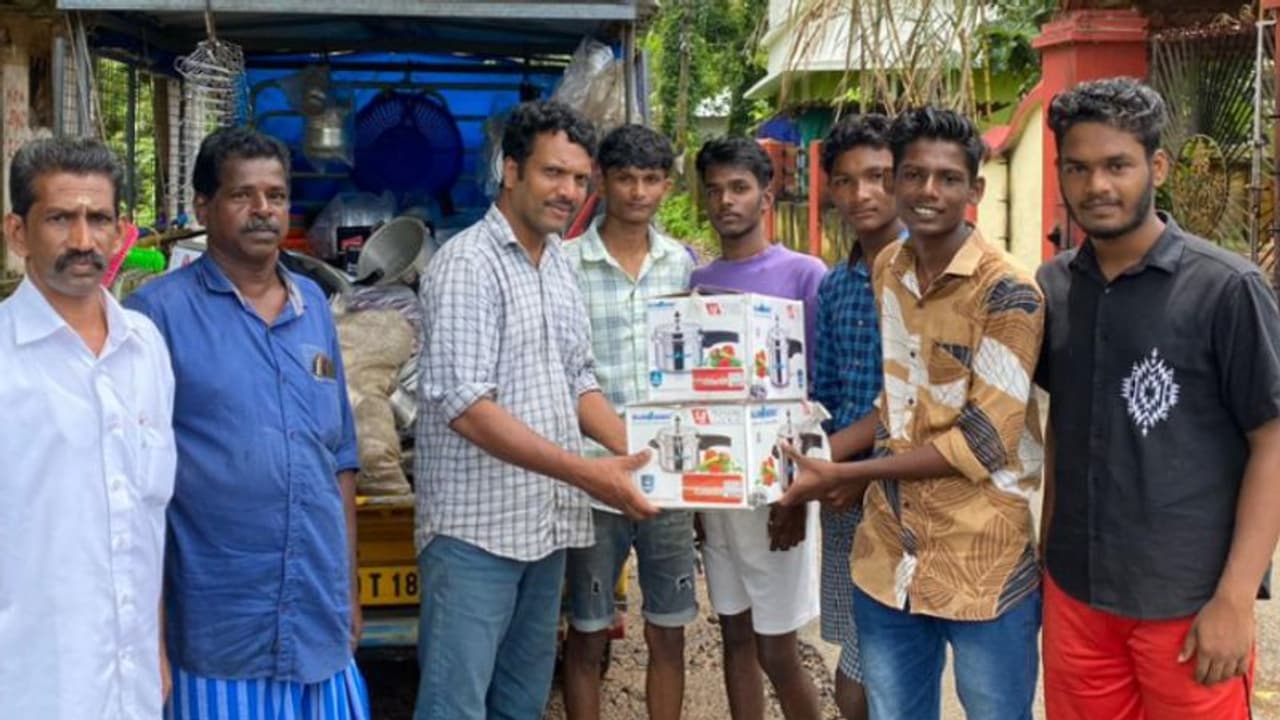 കളഞ്ഞ് കിട്ടിയ കുക്കറുകള് ഉടമയെ തിരികെ ഏല്പ്പിച്ച് വിദ്യാര്ഥികള്; 'മാതൃക' കളഞ്ഞ് കിട്ടിയ കുക്കറുകള് ഉടമയെ തിരികെ ഏല്പ്പിച്ച് വിദ്യാര്ഥികള്; 'മാതൃക'