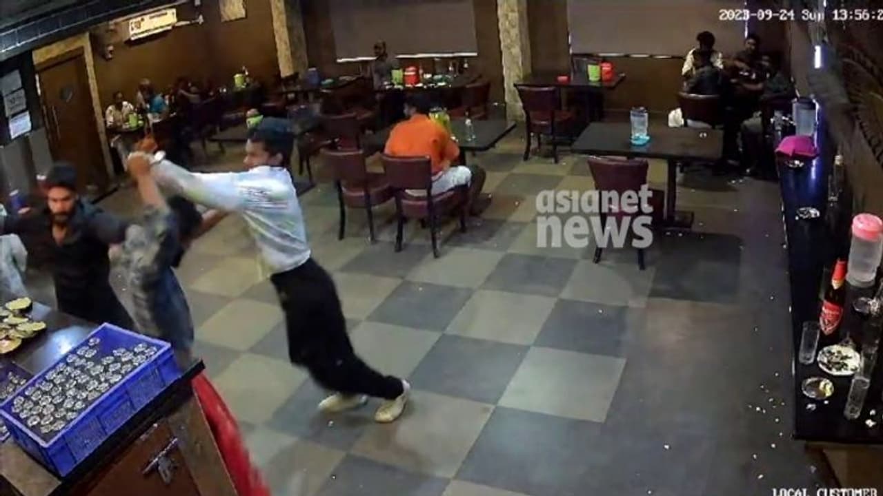 ബാറില് ഗുണ്ടകളുടെ ഏറ്റുമുട്ടല്; രണ്ടുപേര്ക്ക് പരുക്ക്, നാല് പേര് അറസ്റ്റില് ബാറില് ഗുണ്ടകളുടെ ഏറ്റുമുട്ടല്; രണ്ടുപേര്ക്ക് പരുക്ക്, നാല് പേര് അറസ്റ്റില്