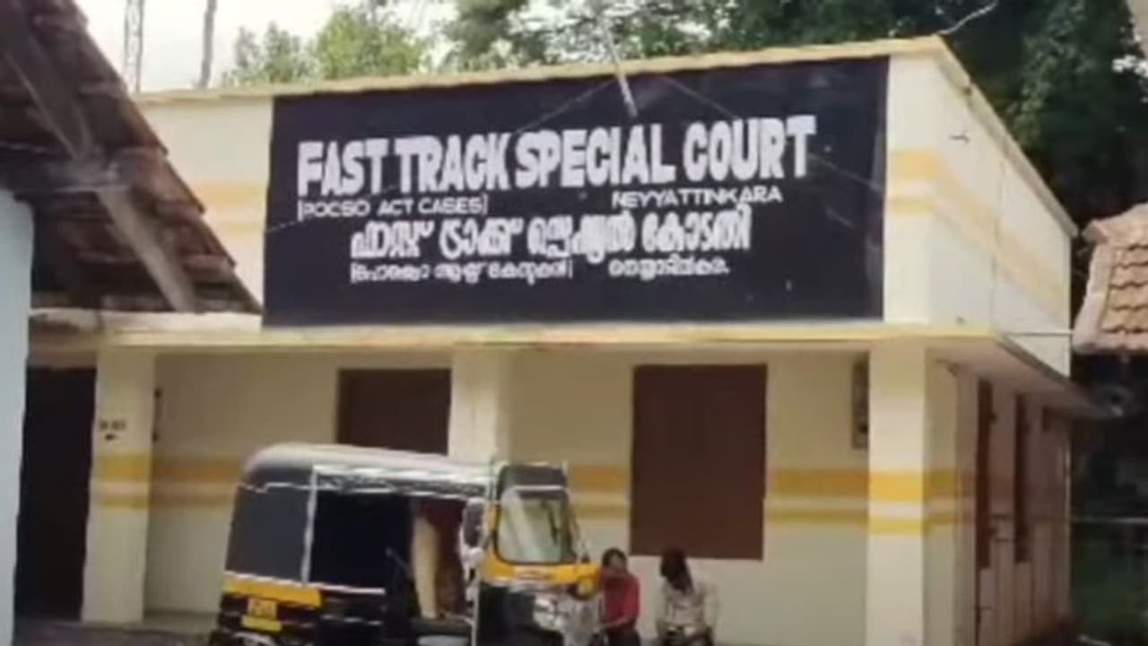 പോക്‌സോ കേസ് ഇരയ്ക്ക് പണം നല്‍കി മൊഴി മാറ്റാന്‍ ശ്രമം: സര്‍ക്കാര്‍ അഭിഭാഷകനെ പുറത്താക്കി