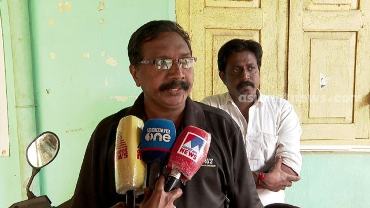 സൂക്ഷിക്കണമെന്ന് മുന്നറിയിപ്പുണ്ട്; ജീവന് ഭീഷണിയെന്ന് കരുവന്നൂർ തട്ടിപ്പ് കേസിലെ പരാതിക്കാരൻ സുരേഷ് സൂക്ഷിക്കണമെന്ന് മുന്നറിയിപ്പുണ്ട്; ജീവന് ഭീഷണിയെന്ന് കരുവന്നൂർ തട്ടിപ്പ് കേസിലെ പരാതിക്കാരൻ സുരേഷ്