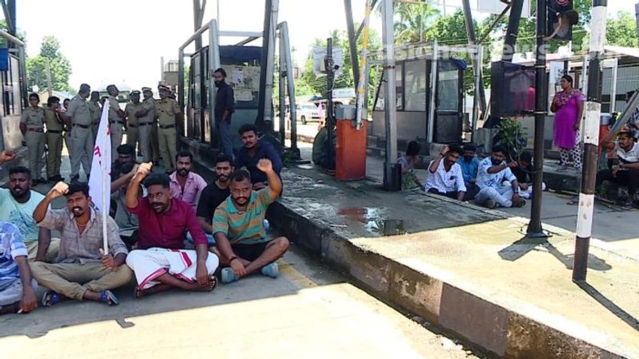 കുരീപ്പുഴ ടോൾ പ്ലാസയിൽ ഡിവൈഎഫ്ഐ പ്രതിഷേധം, പിരിവ് നിർത്തി; മുഖ്യമന്ത്രിയെ സമീപിച്ച് കമ്പനി കുരീപ്പുഴ ടോൾ പ്ലാസയിൽ ഡിവൈഎഫ്ഐ പ്രതിഷേധം, പിരിവ് നിർത്തി; മുഖ്യമന്ത്രിയെ സമീപിച്ച് കമ്പനി
