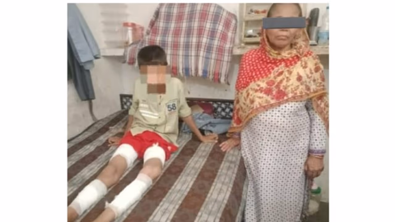 കൈയും കാലും പിടിച്ച് വച്ച് വിദ്യാര്ത്ഥിയെ ക്രൂരമായി മര്ദ്ദിക്കുന്ന അധ്യാപകന്റെ വീഡിയോ വൈറല് ! കൈയും കാലും പിടിച്ച് വച്ച് വിദ്യാര്ത്ഥിയെ ക്രൂരമായി മര്ദ്ദിക്കുന്ന അധ്യാപകന്റെ വീഡിയോ വൈറല് !