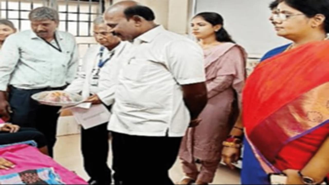 சிலிக்கா ஜெல் கலந்த ஜூஸ்: 13 பேர் மருத்துவமனையில் அனுமதி! சிலிக்கா ஜெல் கலந்த ஜூஸ்: 13 பேர் மருத்துவமனையில் அனுமதி!