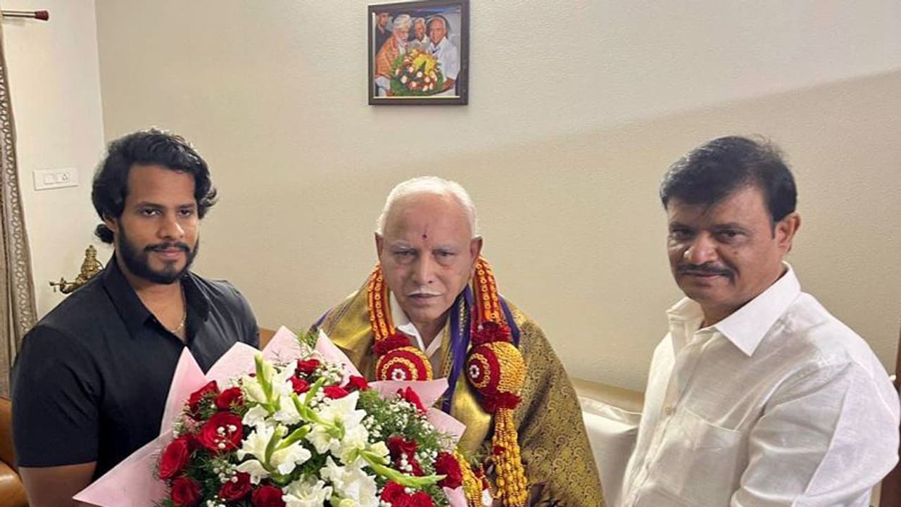 ಬಿಎಸ್ವೈ ಭೇಟಿಯಾಗಿ ಆಶೀರ್ವಾದ ಪಡೆದ ನಿಖಿಲ್ ಕುಮಾರಸ್ವಾಮಿ: ಮಹತ್ವದ ಮಾತುಕತೆ ಬಿಎಸ್ವೈ ಭೇಟಿಯಾಗಿ ಆಶೀರ್ವಾದ ಪಡೆದ ನಿಖಿಲ್ ಕುಮಾರಸ್ವಾಮಿ: ಮಹತ್ವದ ಮಾತುಕತೆ