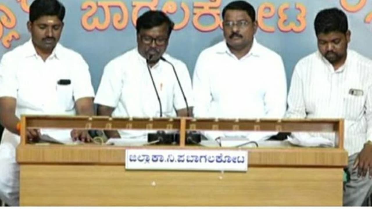 Bagalkote: ಎಸ್ಸಿ ಎಸ್ಟಿ ಅನುದಾನ 'ಗ್ಯಾರಂಟಿ'ಗೆ ಬಳಸಿದ್ದಕ್ಕೆ ಮಾದಿಗ ಮಹಾಸಭಾ ವಿರೋಧ! Bagalkote: ಎಸ್ಸಿ ಎಸ್ಟಿ ಅನುದಾನ 'ಗ್ಯಾರಂಟಿ'ಗೆ ಬಳಸಿದ್ದಕ್ಕೆ ಮಾದಿಗ ಮಹಾಸಭಾ ವಿರೋಧ!