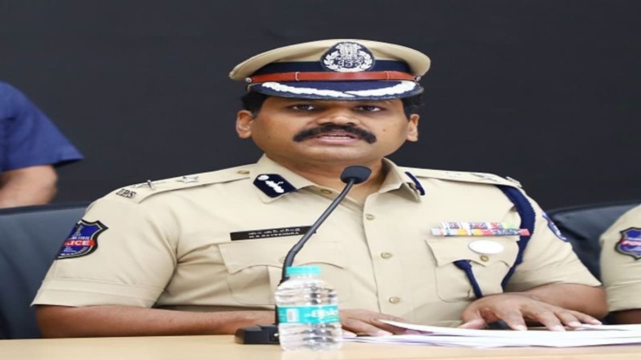 సైబరాబాద్ పోలీస్ పనితీరులో కొత్త ఒరవడి...నకిలీ ఫోర్జరీ పత్రాలు, రబ్బరు స్టాంపుల ముఠా గుట్టురట్టు... 