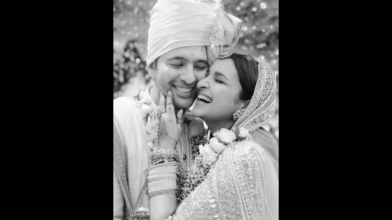 పరిణీతి చోప్రా అల్లరి, రాఘవ్ చద్దా ఫ్లైయింగ్ కిస్.. వైరల్ అవుతున్న పెళ్లి వీడియో.. పరిణీతి చోప్రా అల్లరి, రాఘవ్ చద్దా ఫ్లైయింగ్ కిస్.. వైరల్ అవుతున్న పెళ్లి వీడియో..