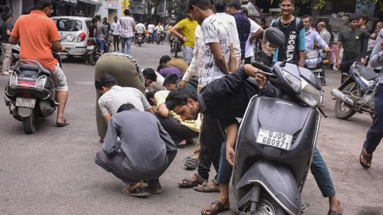 'റോഡില് ഡയമണ്ട് പാക്കറ്റ് വീണുപോയി'; പിന്നീട് നടന്നത് വീഡിയോ 'റോഡില് ഡയമണ്ട് പാക്കറ്റ് വീണുപോയി'; പിന്നീട് നടന്നത് വീഡിയോ