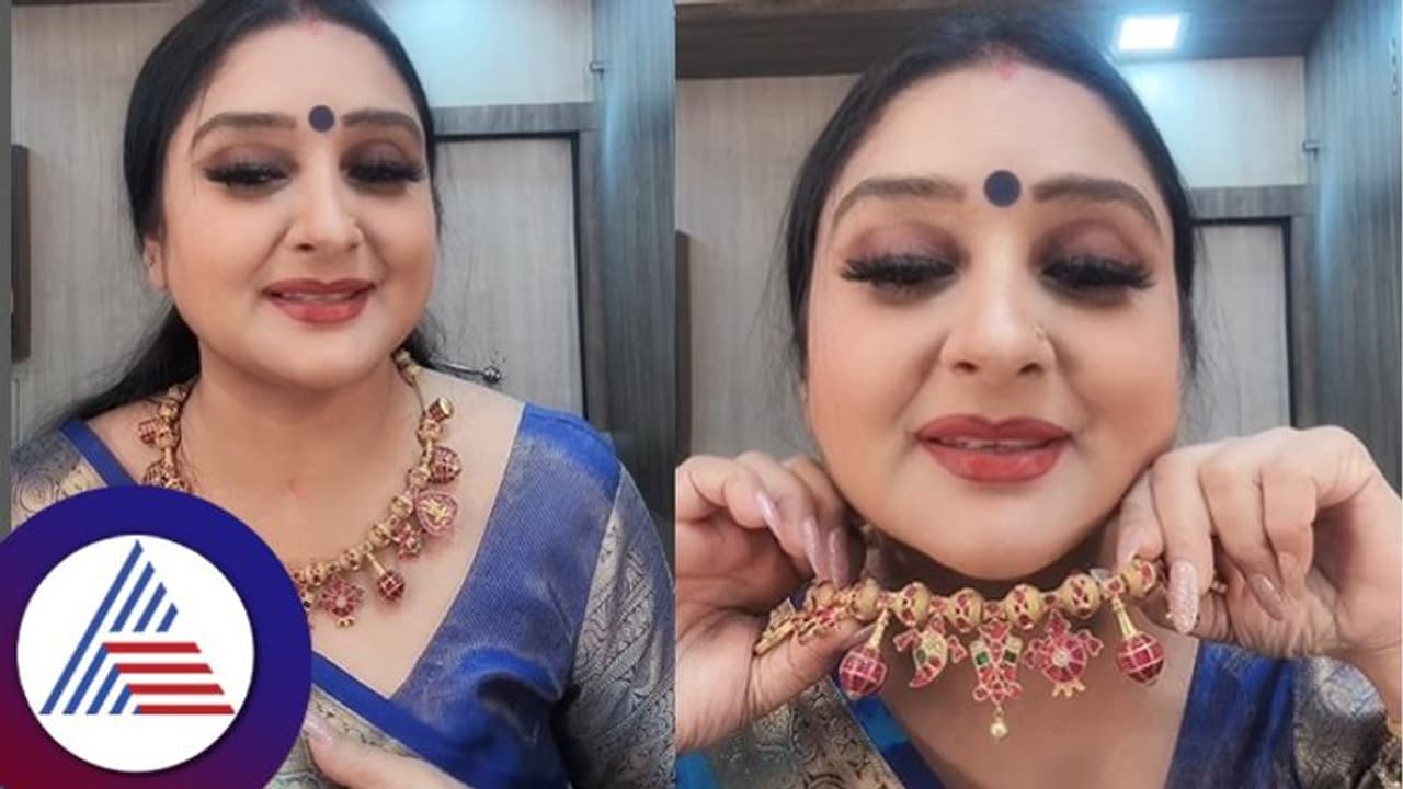 ಟೆಂಪಲ್ ಸ್ಟೋನ್ ಅಷ್ಟಮಾಂಗಲ್ಯದಲ್ಲಿ ಕಂಗೊಳಿಸ್ತಿರೋ ಮಾಳವಿಕಾ: ಡಿಸೈನ್ಗೆ ಆಭರಣಪ್ರಿಯರು ಫಿದಾ ಟೆಂಪಲ್ ಸ್ಟೋನ್ ಅಷ್ಟಮಾಂಗಲ್ಯದಲ್ಲಿ ಕಂಗೊಳಿಸ್ತಿರೋ ಮಾಳವಿಕಾ: ಡಿಸೈನ್ಗೆ ಆಭರಣಪ್ರಿಯರು ಫಿದಾ