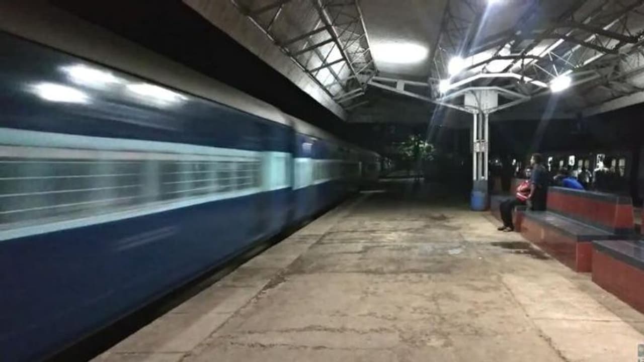 Train Accident ; 130 కిలోమీటర్ల వేగంతో వెళుతుండగా సడన్ బ్రేక్... ఇద్దరు ప్రయాణికులు దుర్మరణం Train Accident ; 130 కిలోమీటర్ల వేగంతో వెళుతుండగా సడన్ బ్రేక్... ఇద్దరు ప్రయాణికులు దుర్మరణం