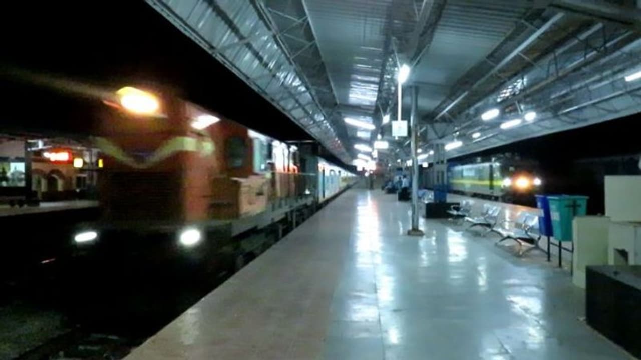 பொதிகை ரயில் இன்ஜினில் தொங்கிக் கொண்டு வந்த மனித உடல்..! மதுரை ரயில் நிலையத்தில் அலறியடித்து ஓடிய பயணிகள் பொதிகை ரயில் இன்ஜினில் தொங்கிக் கொண்டு வந்த மனித உடல்..! மதுரை ரயில் நிலையத்தில் அலறியடித்து ஓடிய பயணிகள்