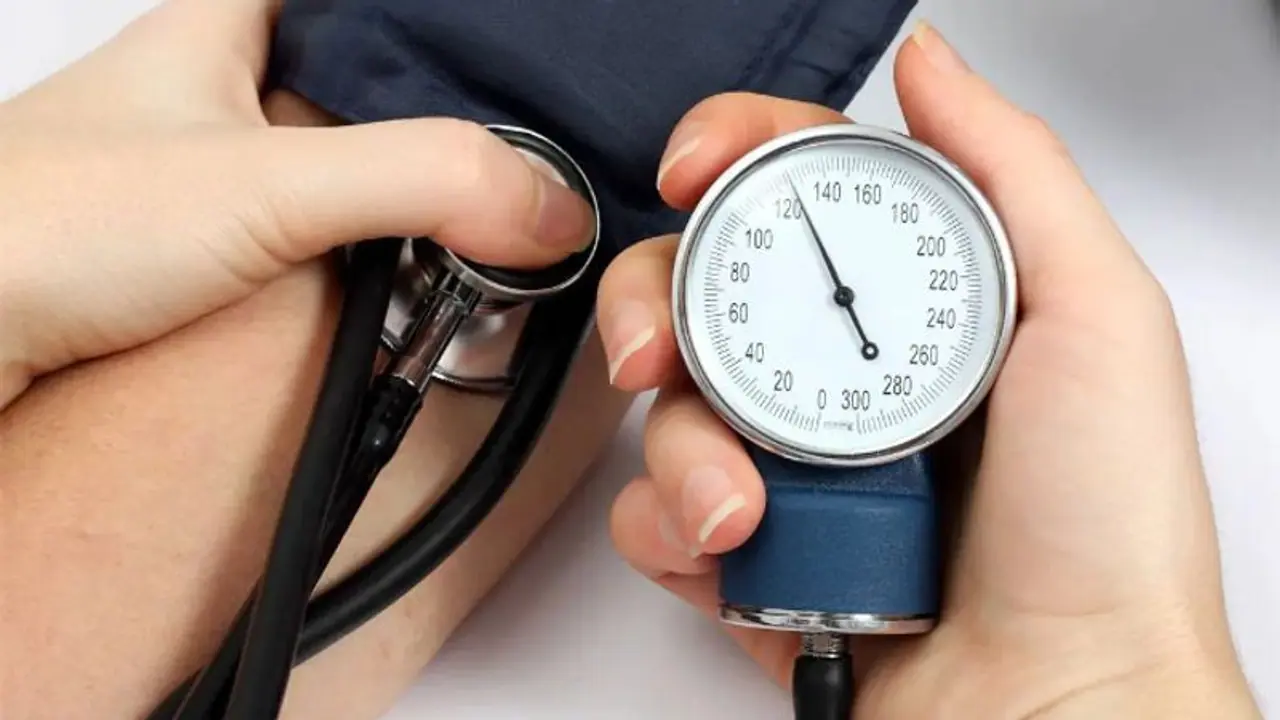 ഈ 4 ഭക്ഷണങ്ങളോട് 'നോ' പറയൂ ; ബിപി ഉയരുന്നതിന് കാരണമാകും ഈ 4 ഭക്ഷണങ്ങളോട് 'നോ' പറയൂ ; ബിപി ഉയരുന്നതിന് കാരണമാകും