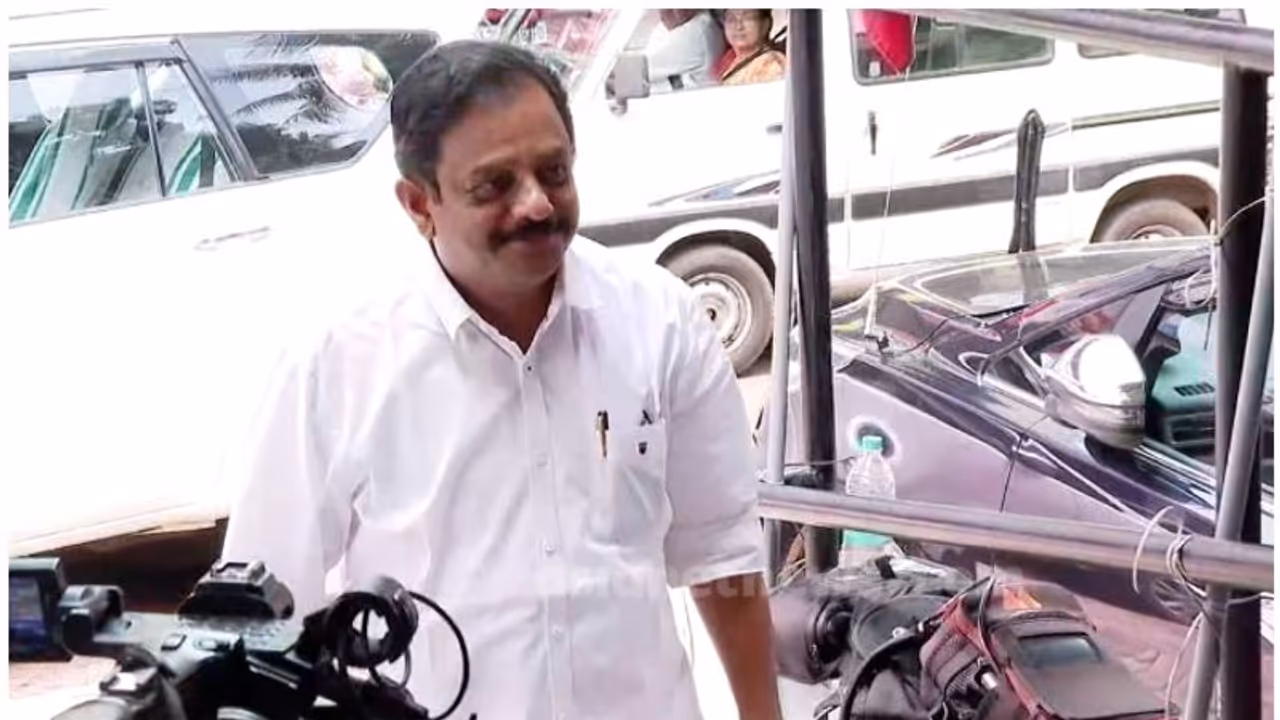 പയ്യന്നൂർ ഫണ്ട് തിരിമറി;വിഭാഗീയത പരിഹരിക്കാൻ സിപിഎം, മധുസൂദനൻ എംഎൽഎയെ ജില്ലാ സെക്രട്ടറിയേറ്റിൽ തിരിച്ചെടുത്തു പയ്യന്നൂർ ഫണ്ട് തിരിമറി;വിഭാഗീയത പരിഹരിക്കാൻ സിപിഎം, മധുസൂദനൻ എംഎൽഎയെ ജില്ലാ സെക്രട്ടറിയേറ്റിൽ തിരിച്ചെടുത്തു