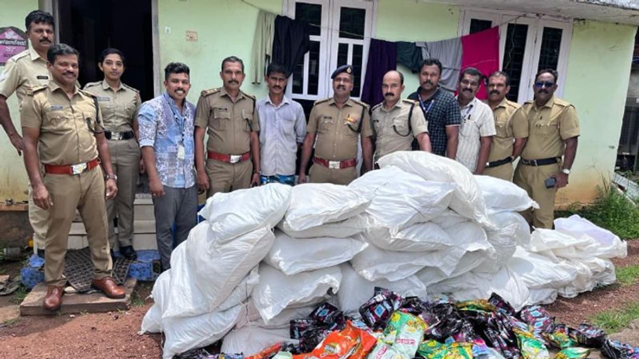 കൊല്ലത്തെ വീട്ടിൽ പിടികൂടിയത് ഒന്നും രണ്ടുമല്ല, 40 ചാക്കിൽ 880 കിലോ!, പത്ത് ലക്ഷത്തിന്റെ പുകയില ഉൽപ്പന്നങ്ങൾ