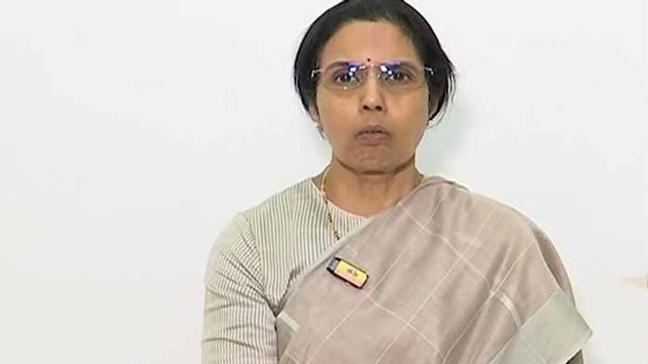 చంద్రబాబును మానసికంగా ఇబ్బంది పెట్టలేరు: నారా భువనేశ్వరి చంద్రబాబును మానసికంగా ఇబ్బంది పెట్టలేరు: నారా భువనేశ్వరి