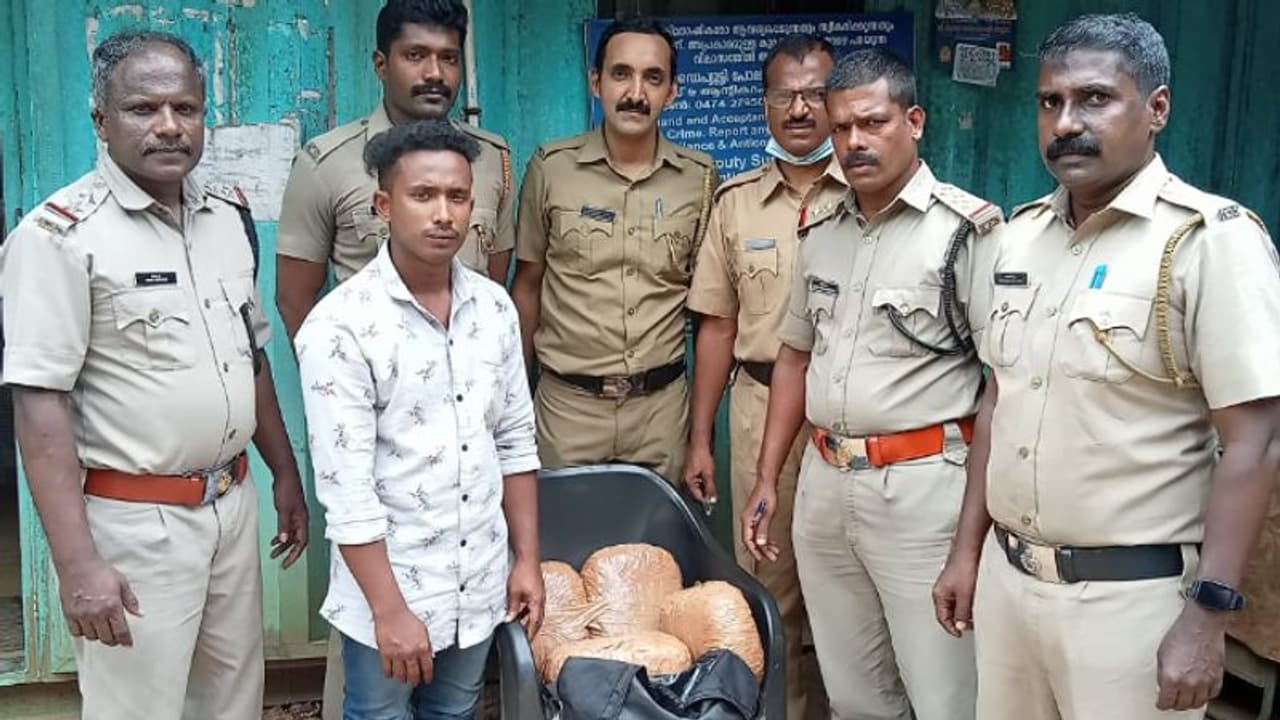 ഏഴര കിലോ കഞ്ചാവുമായി യുവാവ് ആര്യങ്കാവ് എക്സൈസ് കസ്റ്റഡിയിൽ ഏഴര കിലോ കഞ്ചാവുമായി യുവാവ് ആര്യങ്കാവ് എക്സൈസ് കസ്റ്റഡിയിൽ