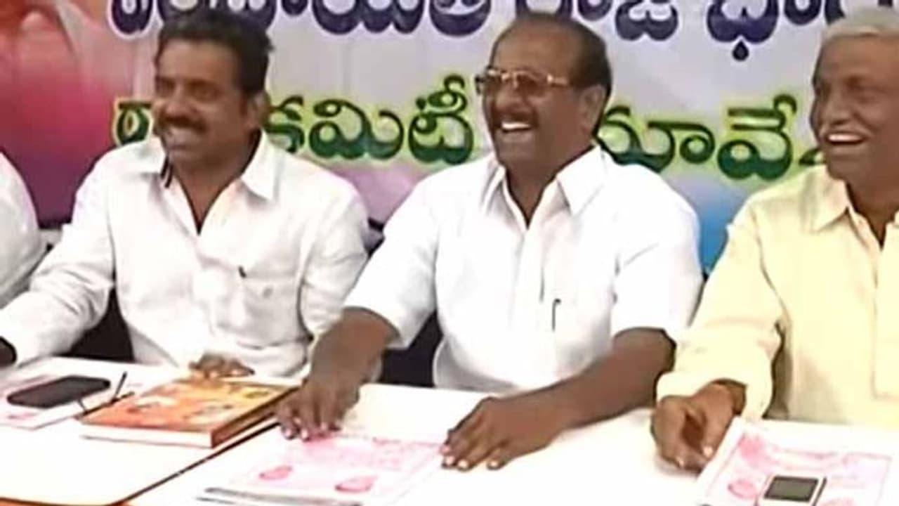 పంచాయితీ నిధుల మళ్లింపు: రేపు ఏపీలో విచారణకు రానున్న కేంద్ర బృందం పంచాయితీ నిధుల మళ్లింపు: రేపు ఏపీలో విచారణకు రానున్న కేంద్ర బృందం