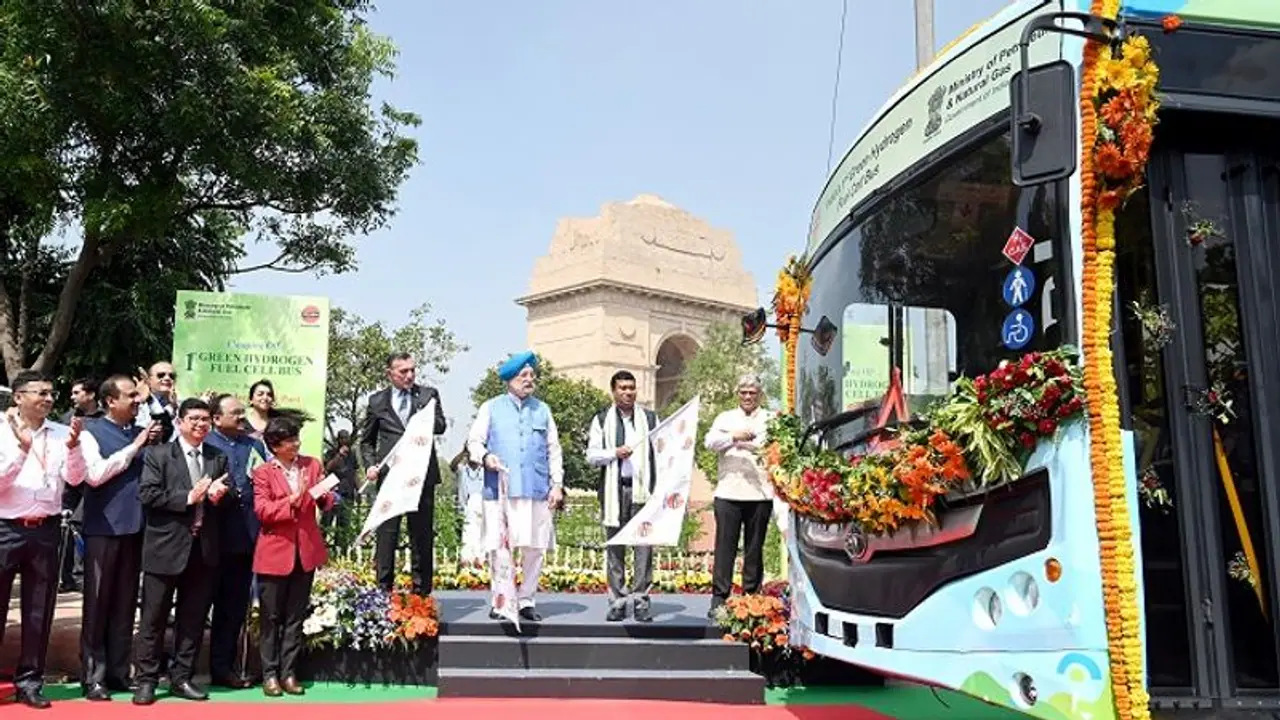 ದೇಶದ ಮೊದಲ ಹೈಡ್ರೋಜನ್ ಫ್ಯುಯೆಲ್ ಸೆಲ್ ಚಾಲಿತ ಬಸ್ ರಸ್ತೆಯಲ್ಲಿ ಓಡಾಟ ಆರಂಭಿಸಿದೆ. ದೇಶದ ಮೊದಲ ಹೈಡ್ರೋಜನ್ ಫ್ಯುಯೆಲ್ ಸೆಲ್ ಚಾಲಿತ ಬಸ್ ರಸ್ತೆಯಲ್ಲಿ ಓಡಾಟ ಆರಂಭಿಸಿದೆ.