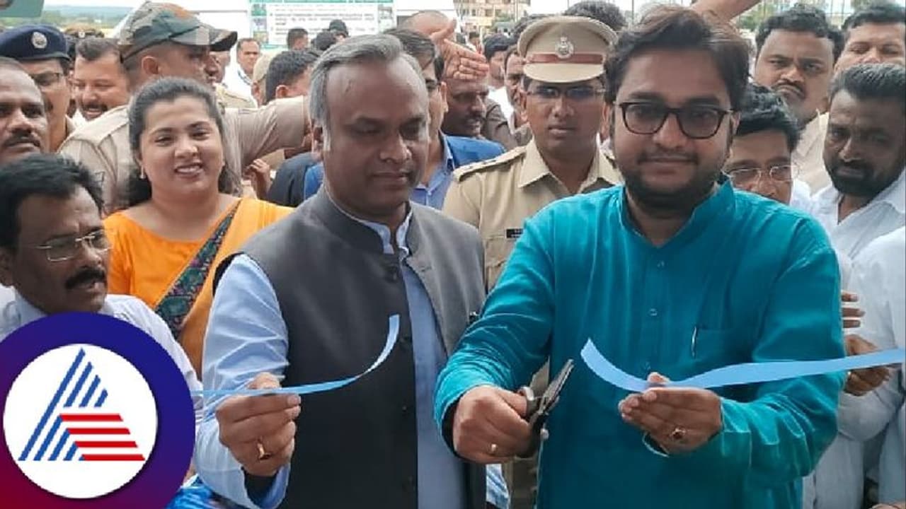 ಜನತಾ ದರ್ಶನ : ಚಿಂಚೋಳಿ ಸಾರ್ವಜನಿಕರಿಂದ ಕುಂದುಕೊರತೆ ಆಲಿಸಿದ ಸಚಿವ ಪ್ರಿಯಾಂಕ್ ಖರ್ಗೆ 