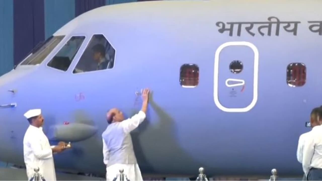 ಪೂಜೆ ನಂತರ ಭಾರತೀಯ ವಾಯುಪಡೆಗೆ ಸೇರ್ಪಡೆಯಾದ ಸಿ 295 ವಿಮಾನ ಪೂಜೆ ನಂತರ ಭಾರತೀಯ ವಾಯುಪಡೆಗೆ ಸೇರ್ಪಡೆಯಾದ ಸಿ 295 ವಿಮಾನ