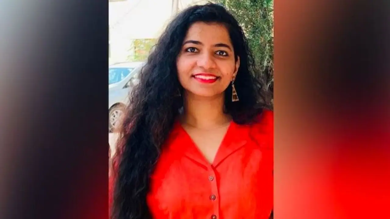 చారిత్రాత్మక మైలురాయి.. సైగల భాషతో సుప్రీంకోర్టులో కేసును వాదించిన చెవిటి మూగ న్యాయవాది