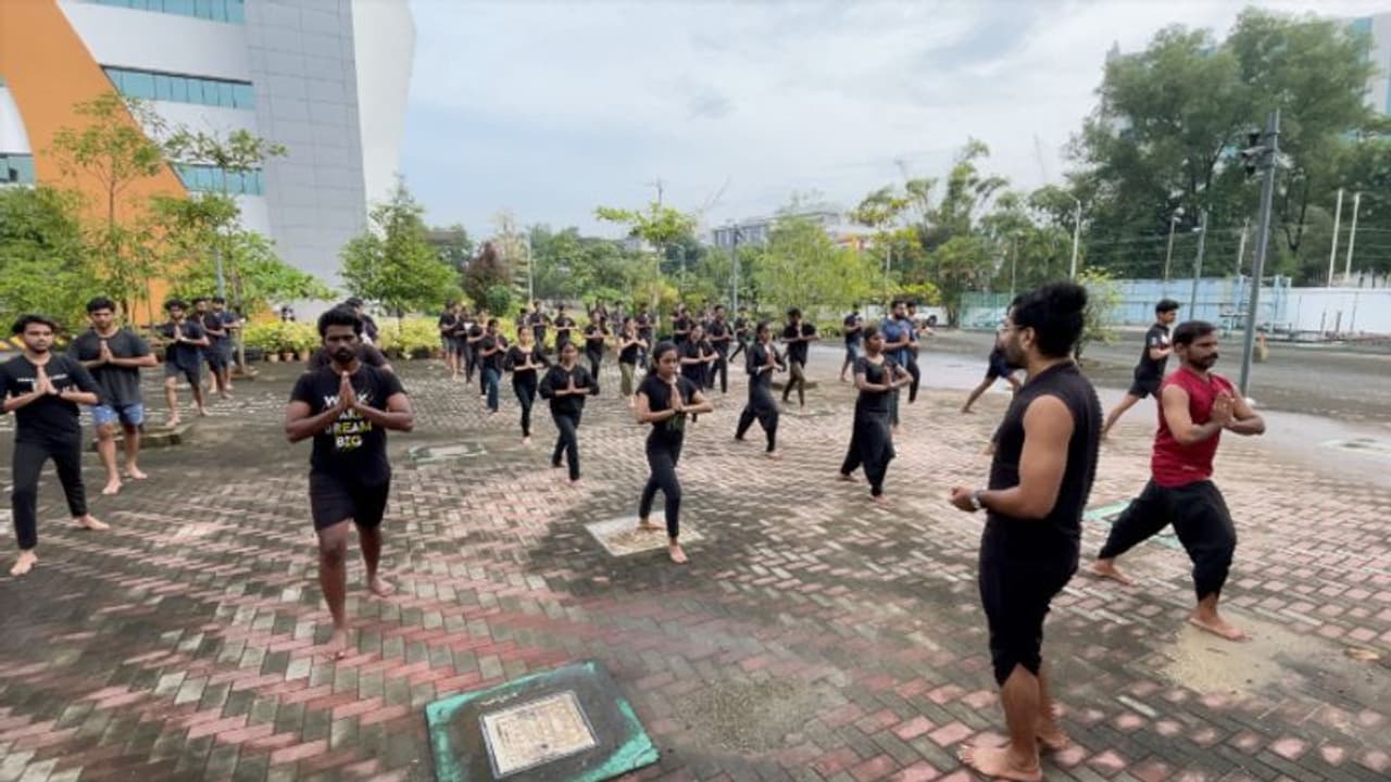 കാര്യക്ഷമത കൂട്ടാന് കളരി, കളരിച്ചുവടുകളുമായി ഇന്ഫോ പാര്ക്ക് ടെക്കികള് കാര്യക്ഷമത കൂട്ടാന് കളരി, കളരിച്ചുവടുകളുമായി ഇന്ഫോ പാര്ക്ക് ടെക്കികള്