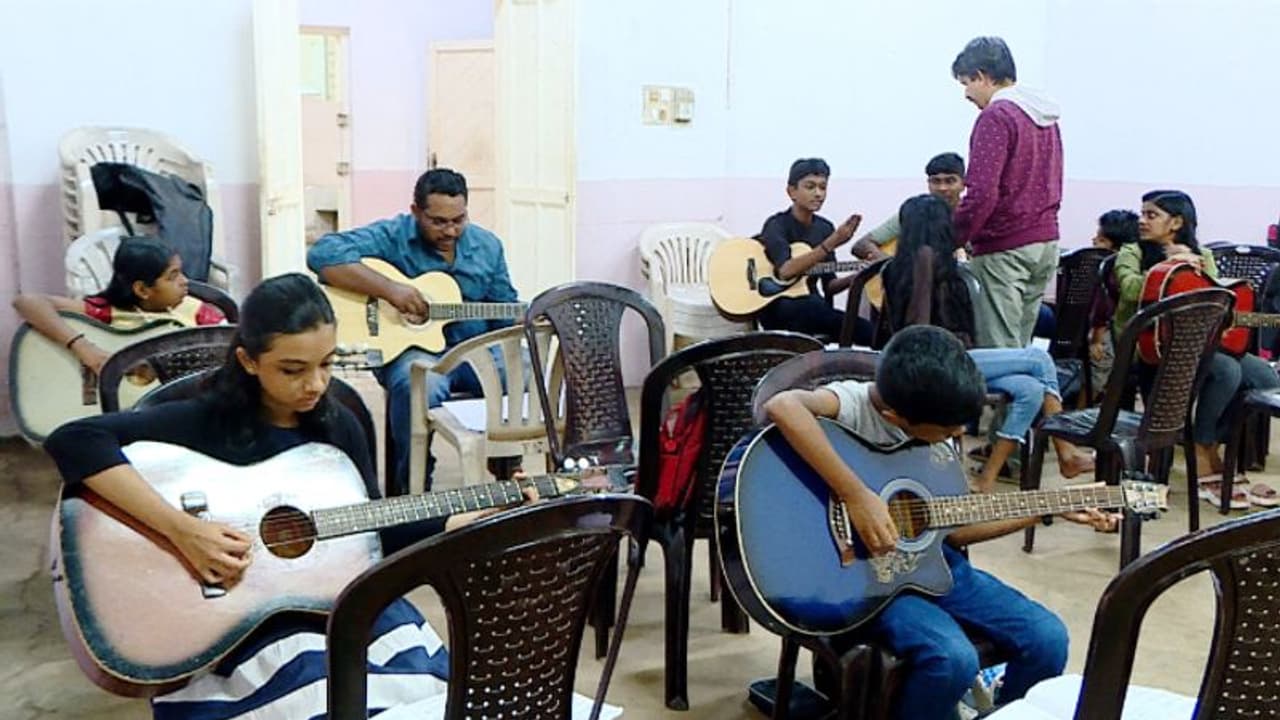 ജവഹർ ബാലഭവനുകളിലെ ജീവനക്കാർക്ക് ശമ്പളമില്ല, കൊല്ലത്ത് ശമ്പളം മുടങ്ങിയിട്ട് 11 മാസം, കലാകാരന്മാരോട് അവഗണന ജവഹർ ബാലഭവനുകളിലെ ജീവനക്കാർക്ക് ശമ്പളമില്ല, കൊല്ലത്ത് ശമ്പളം മുടങ്ങിയിട്ട് 11 മാസം, കലാകാരന്മാരോട് അവഗണന