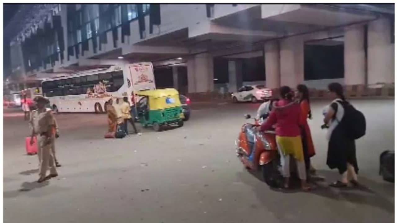 ബെം​ഗളൂരു ബന്ദ് ഭാ​ഗികം; ബസ്, ഓട്ടോ സർവ്വീസ് മുടങ്ങിയില്ല, ഓഫീസുകളിൽ വർക്ക് ഫ്രം ഹോം