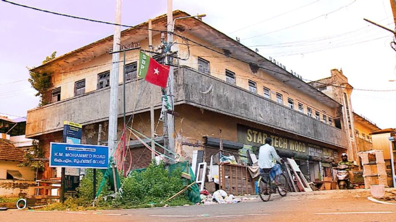 ബാല്‍ക്കണിയിൽ നിന്ന് കഞ്ചാവ് ചെടി കണ്ടെത്തിയിട്ട് ദിവസങ്ങൾ മാത്രം, പരിസരവാസികള്‍ക്ക് ഭീഷണിയായി ബാങ്ക് കെട്ടിടം