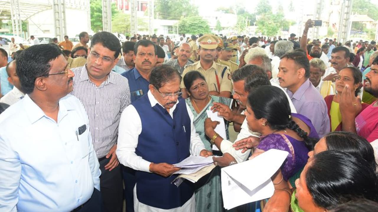 ಸಾರ್ವಜನಿಕರ ಅರ್ಜಿಯನ್ನು ತಿರಸ್ಕರಿಸಬಾರದು :ಸಚಿವ ಡಾ. ಜಿ.ಪರಮೇಶ್ವರ್ ಸಾರ್ವಜನಿಕರ ಅರ್ಜಿಯನ್ನು ತಿರಸ್ಕರಿಸಬಾರದು :ಸಚಿವ ಡಾ. ಜಿ.ಪರಮೇಶ್ವರ್