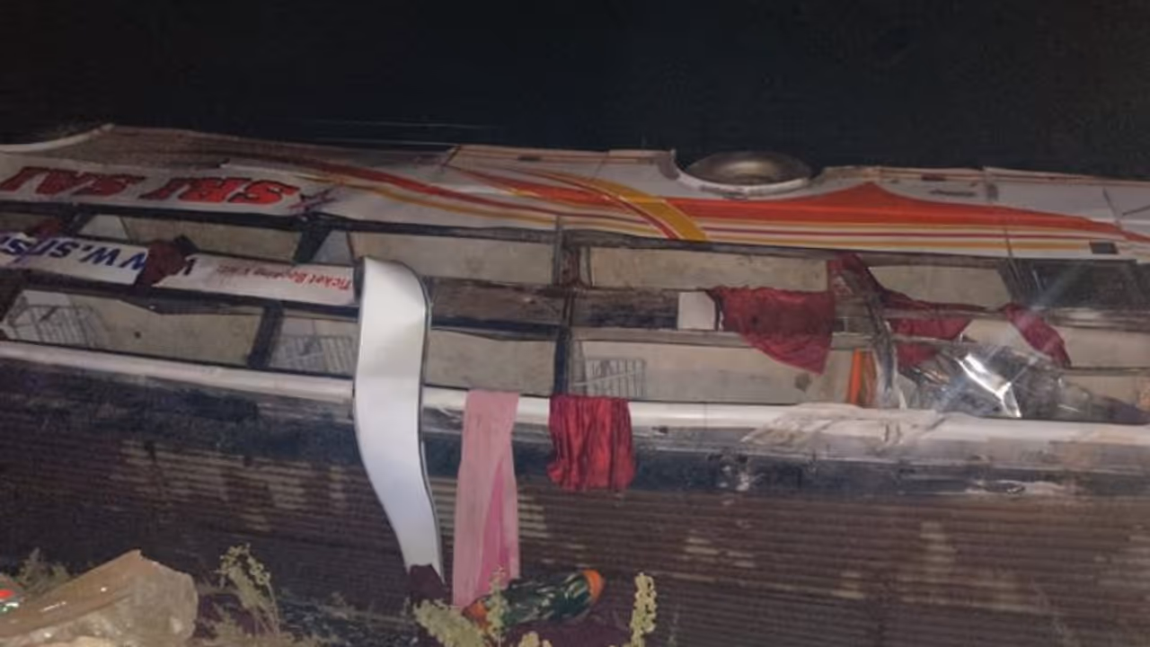 ವಿಜಯನಗರ: ಕೂಡ್ಲಿಗಿ ಬಳಿ ಖಾಸಗಿ ಬಸ್ ಪಲ್ಟಿ, 10ಕ್ಕೂ ಹೆಚ್ಚು ಮಂದಿಗೆ ಗಾಯ, ತಪ್ಪಿದ ಭಾರೀ ದುರಂತ ವಿಜಯನಗರ: ಕೂಡ್ಲಿಗಿ ಬಳಿ ಖಾಸಗಿ ಬಸ್ ಪಲ್ಟಿ, 10ಕ್ಕೂ ಹೆಚ್ಚು ಮಂದಿಗೆ ಗಾಯ, ತಪ್ಪಿದ ಭಾರೀ ದುರಂತ