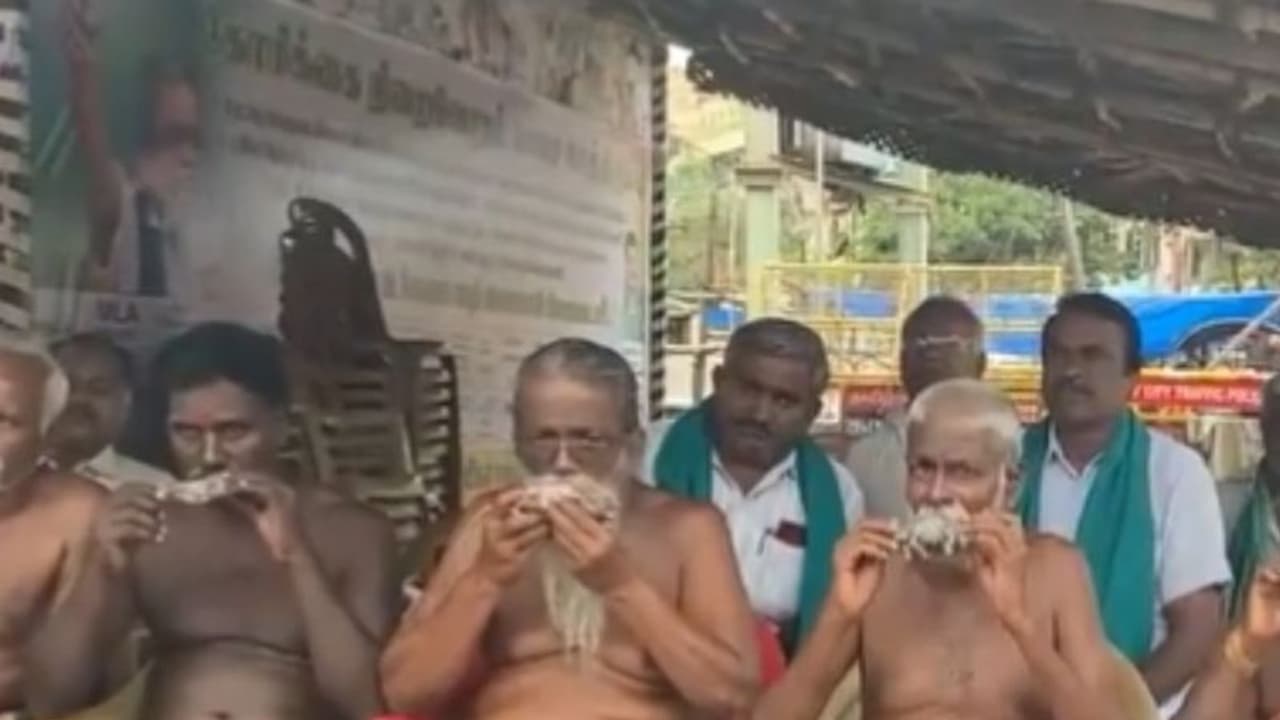 செத்த எலியை வாயில் வைத்து போராடும் தமிழக விவசாயிகள்! காவிரி நீரைத் திறக்குமா கர்நாடகா?