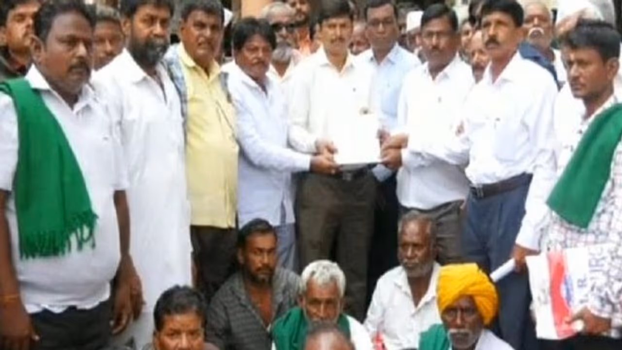 ಬಾಗಲಕೋಟೆ: ನಿಲ್ಲದ ಆಲಮಟ್ಟಿ ಹಿನ್ನೀರಿನ ಸಂತ್ರಸ್ಥರ ಗೋಳು, ಪರಿಹಾರ ನೀಡುವಂತೆ ಸಚಿವ ತಿಮ್ಮಾಪೂರಗೆ ಮನವಿ ಬಾಗಲಕೋಟೆ: ನಿಲ್ಲದ ಆಲಮಟ್ಟಿ ಹಿನ್ನೀರಿನ ಸಂತ್ರಸ್ಥರ ಗೋಳು, ಪರಿಹಾರ ನೀಡುವಂತೆ ಸಚಿವ ತಿಮ್ಮಾಪೂರಗೆ ಮನವಿ