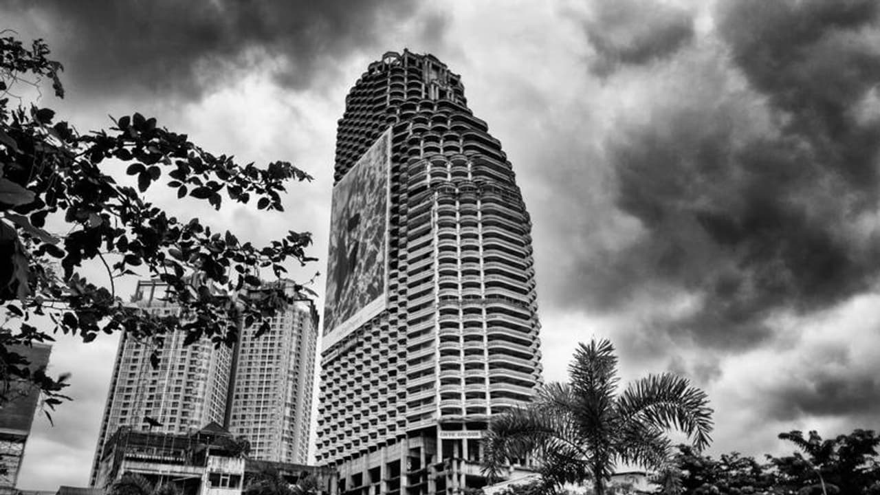 26 ஆண்டுகளாக வெறிச்சோடி இருக்கும் 46 மாடிக் கட்டிடம்.. உள்ளே செல்ல பயப்படும் மக்கள்.. திகிலூட்டும் பின்னணி.. 26 ஆண்டுகளாக வெறிச்சோடி இருக்கும் 46 மாடிக் கட்டிடம்.. உள்ளே செல்ல பயப்படும் மக்கள்.. திகிலூட்டும் பின்னணி..