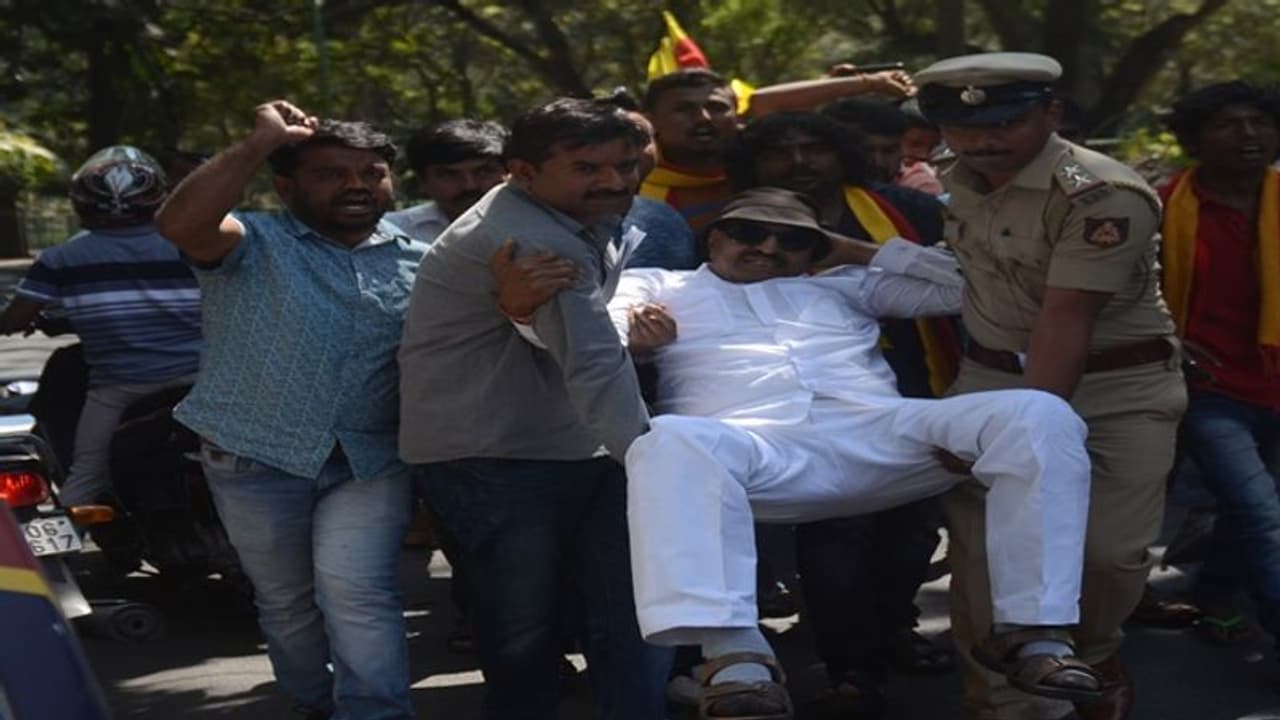 தமிழகத்துக்கு தண்ணீர் விடக்கூடாது; வட்டாள் நாகராஜை குண்டுகட்டாக தூக்கிய போலீஸ்!