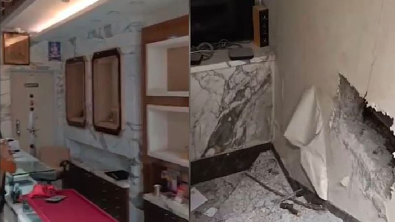 ರಾಜಧಾನಿಯಲ್ಲಿ ಮಹಾ ದರೋಡೆ: ಜ್ಯುವೆಲ್ಲರಿ ಶಾಪ್ಗೆ ಕನ್ನ ಕೊರೆದು 25 ಕೋಟಿ ಮೊತ್ತದ ಆಭರಣ ಕಳವು ರಾಜಧಾನಿಯಲ್ಲಿ ಮಹಾ ದರೋಡೆ: ಜ್ಯುವೆಲ್ಲರಿ ಶಾಪ್ಗೆ ಕನ್ನ ಕೊರೆದು 25 ಕೋಟಿ ಮೊತ್ತದ ಆಭರಣ ಕಳವು