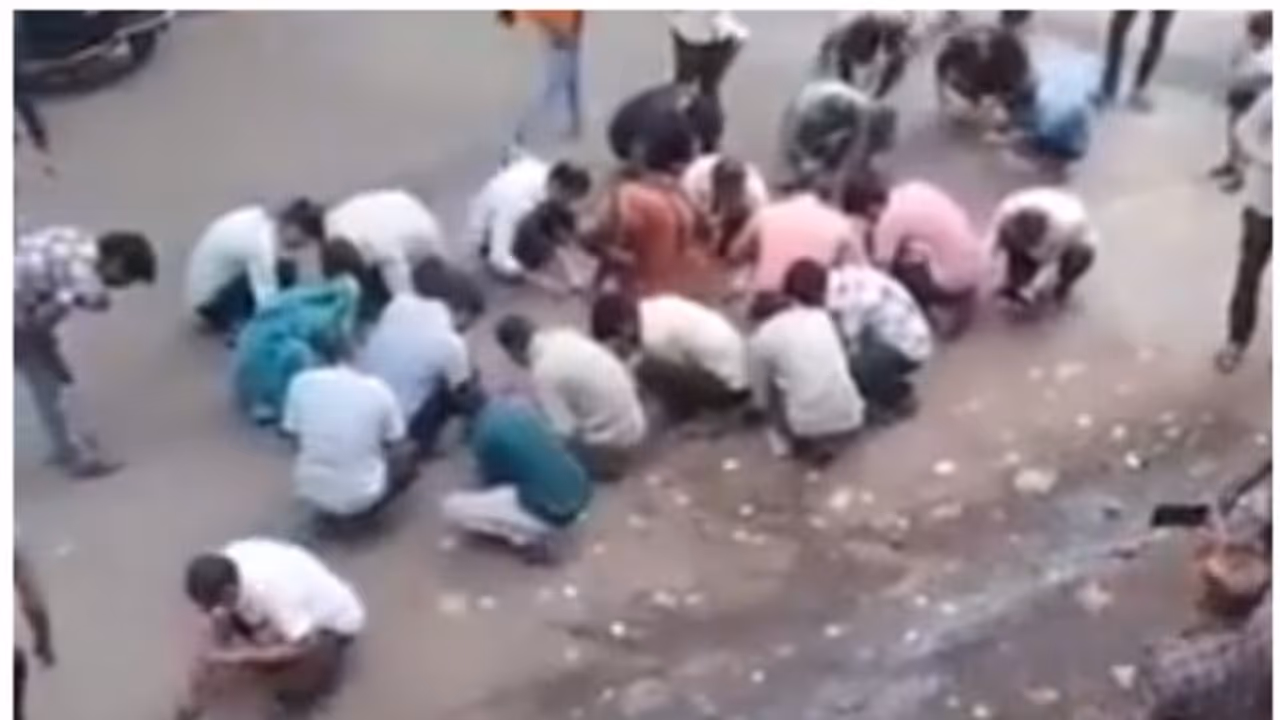 വജ്രങ്ങള്‍ റോഡില്‍ ചിതറി എന്ന് അഭ്യൂഹം; തെരുവുകളില്‍ വജ്രം തിരഞ്ഞ് സൂറത്തുകാര്‍; പിന്നാലെ ട്വിസ്റ്റ് !