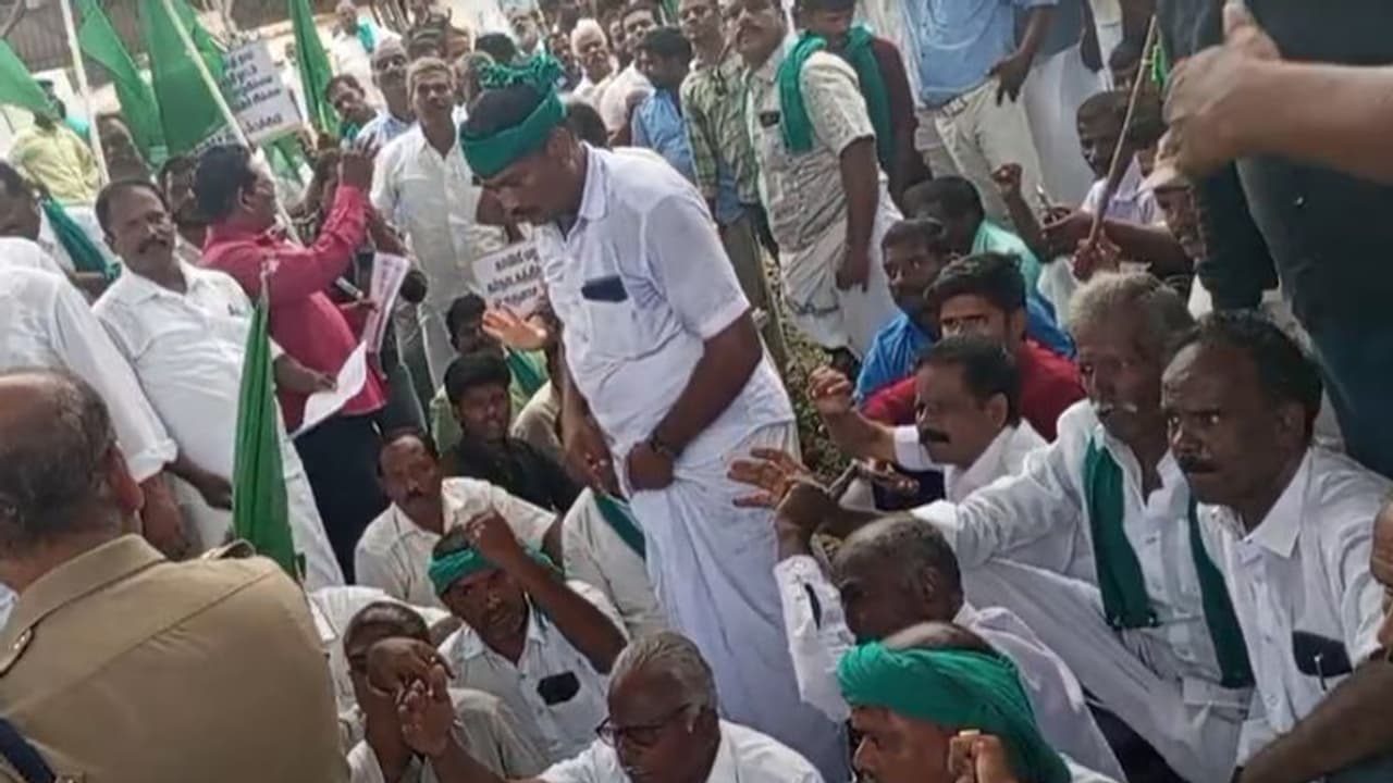 மத்திய அரசுக்கு எதிராக முழக்கம்.. காவிரி உரிமை மீட்பு குழுவினர் ரயில் மறியல் போராட்டம்..!