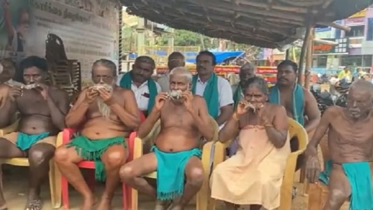 Watch: ಕಾವೇರಿ ನೀರಿಗಾಗಿ ಸತ್ತ ಇಲಿಗಳನ್ನು ಬಾಯಲಿಟ್ಟುಕೊಂಡು ಪ್ರತಿಭಟಿಸಿದ ತಮಿಳುನಾಡು ರೈತರು! Watch: ಕಾವೇರಿ ನೀರಿಗಾಗಿ ಸತ್ತ ಇಲಿಗಳನ್ನು ಬಾಯಲಿಟ್ಟುಕೊಂಡು ಪ್ರತಿಭಟಿಸಿದ ತಮಿಳುನಾಡು ರೈತರು!