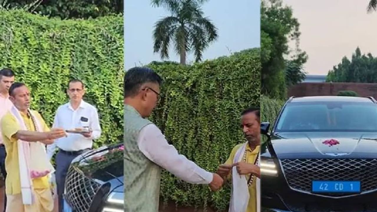 ദക്ഷിണ കൊറിയൻ അംബാസഡർക്ക് ഇന്ത്യയിലേക്ക് പുതുപുത്തൻ കാർ, പൂജയുടെ വീഡിയോ വൈറൽ ദക്ഷിണ കൊറിയൻ അംബാസഡർക്ക് ഇന്ത്യയിലേക്ക് പുതുപുത്തൻ കാർ, പൂജയുടെ വീഡിയോ വൈറൽ