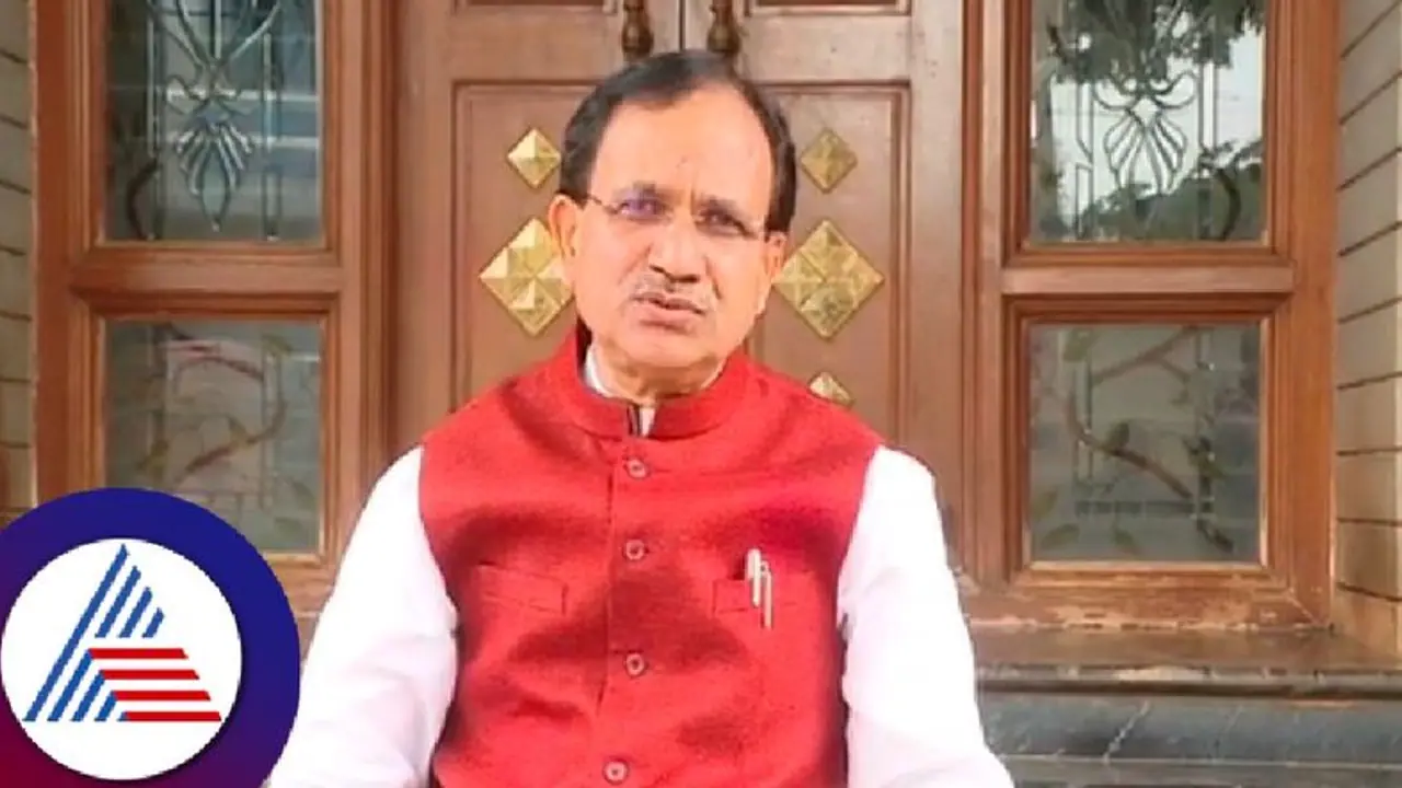 ಸಿಎಂ ಸಿದ್ದರಾಮಯ್ಯ ರಾಹುಲ್, ಸೋನಿಯಾ ಮಾತು ಕೇಳಿಕೊಂಡು ತಮಿಳನಾಡಿಗೆ ನೀರು ಬಿಡ್ತಿದ್ದಾರೆ: ಭಗವಂತ ಖೂಬಾ ಸಿಎಂ ಸಿದ್ದರಾಮಯ್ಯ ರಾಹುಲ್, ಸೋನಿಯಾ ಮಾತು ಕೇಳಿಕೊಂಡು ತಮಿಳನಾಡಿಗೆ ನೀರು ಬಿಡ್ತಿದ್ದಾರೆ: ಭಗವಂತ ಖೂಬಾ