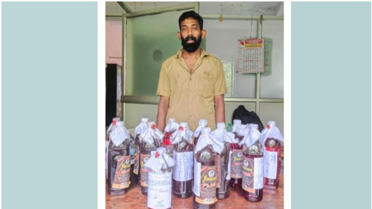 ആവശ്യക്കാര് കൂടുതൽ 'ജവാന്'; വാങ്ങിക്കൂട്ടി വച്ച് അനധികൃത വിൽപ്പന, 12 ലിറ്റർ മദ്യവുമായി ഒരാൾ അറസ്റ്റിൽ ആവശ്യക്കാര് കൂടുതൽ 'ജവാന്'; വാങ്ങിക്കൂട്ടി വച്ച് അനധികൃത വിൽപ്പന, 12 ലിറ്റർ മദ്യവുമായി ഒരാൾ അറസ്റ്റിൽ