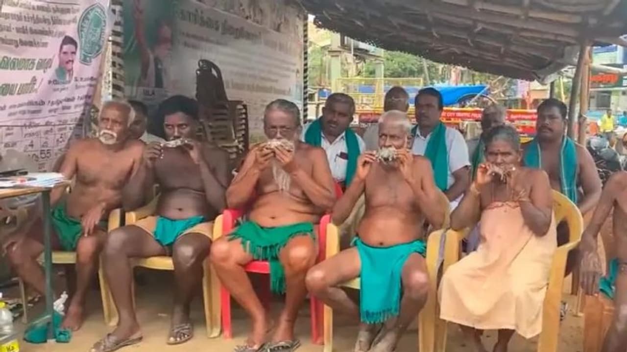 ಬಾಯಲ್ಲಿ ಸತ್ತ ಇಲಿ ಹಿಡಿದು ತಮಿಳನಾಡು ರೈತರ ಪ್ರತಿಭಟನೆ: ಕರ್ನಾಟಕ ಕಾವೇರಿ ನೀರು ಹೆಚ್ಚು ಬಿಡುವಂತೆ ಆಗ್ರಹ! ಬಾಯಲ್ಲಿ ಸತ್ತ ಇಲಿ ಹಿಡಿದು ತಮಿಳನಾಡು ರೈತರ ಪ್ರತಿಭಟನೆ: ಕರ್ನಾಟಕ ಕಾವೇರಿ ನೀರು ಹೆಚ್ಚು ಬಿಡುವಂತೆ ಆಗ್ರಹ!