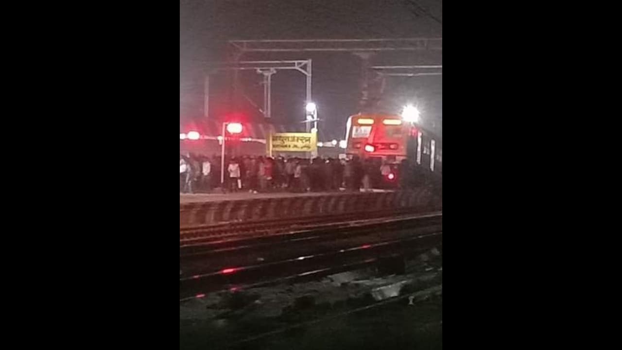 మథురలో రైల్వే స్టేషన్లో ప్లాట్ఫామ్పైకి దూసుకొచ్చిన రైలు.. మథురలో రైల్వే స్టేషన్లో ప్లాట్ఫామ్పైకి దూసుకొచ్చిన రైలు..