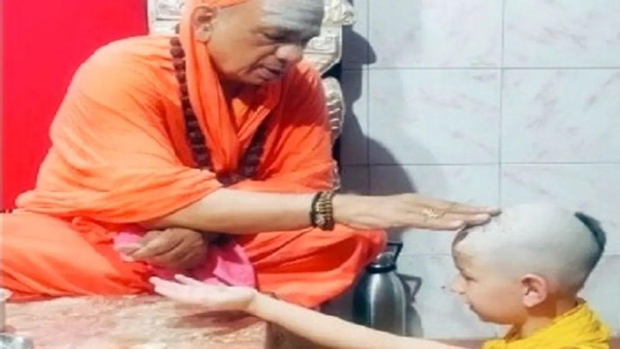 ಹುಬ್ಬಳ್ಳಿ: ರಷ್ಯಾದ ಬಾಲಕನಿಗೆ ಕಾಶಿ ಗುರುಗಳಿಂದ ಇಷ್ಟಲಿಂಗ ದೀಕ್ಷೆ ಹುಬ್ಬಳ್ಳಿ: ರಷ್ಯಾದ ಬಾಲಕನಿಗೆ ಕಾಶಿ ಗುರುಗಳಿಂದ ಇಷ್ಟಲಿಂಗ ದೀಕ್ಷೆ