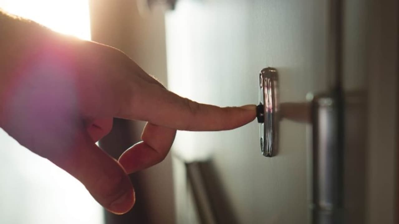 തന്ത്രപരമായി ഫ്ലാറ്റിനുള്ളിൽ കയറി പീഡന ശ്രമം; അലാം മുഴങ്ങിയപ്പോൾ ഇറങ്ങിയോടി, സുരക്ഷാ ജീവനക്കാരനായി അന്വേഷണം